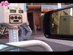 コンビニの前でM字開脚して座っている女子高生のパンチラ