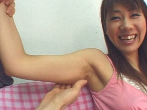 街角女の腋マニア動画！ドアップ接写で蒸れたジョリ腋は最高！