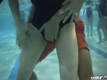 プールで痴漢！プールの女子にやり過ぎな痴漢！