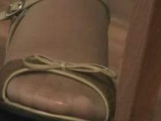 OLの美脚ストッキングをつま先から接写！臭いが伝わって・・・