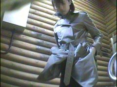 生理中の女性のマンコから生理の血？おりもの？洋式トイレ無修正盗撮映像！